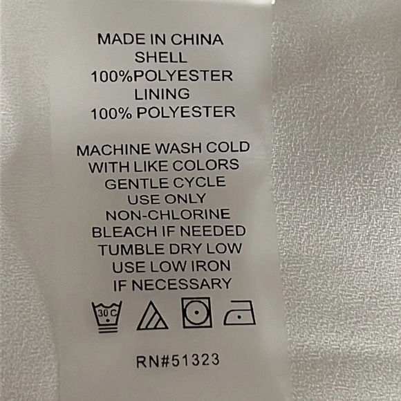 Vince Camuto V Neck Romantic Flowy Blouse in White - Size Small - Picture 6 of 7